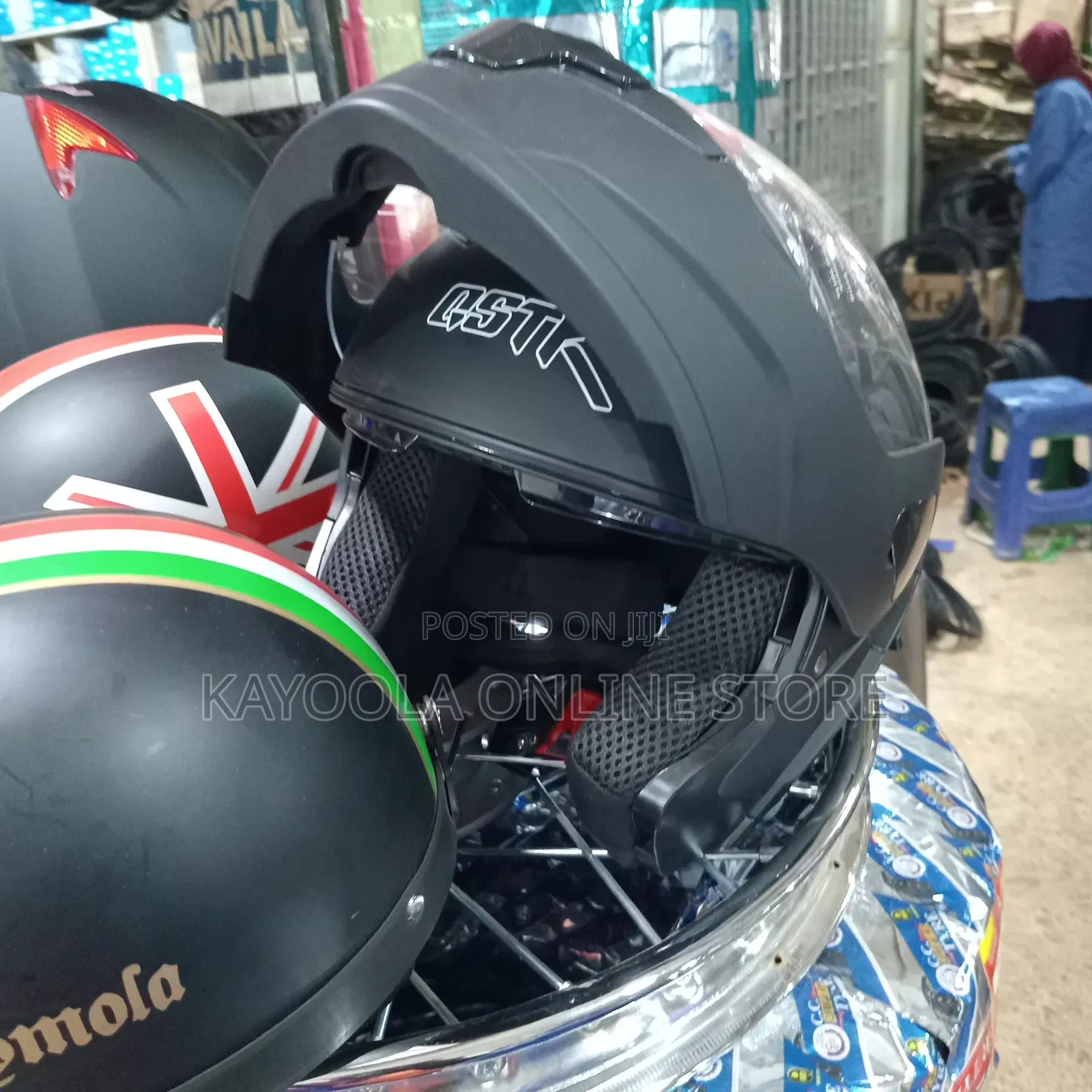 Motorcycle Full Face Covering Flip .