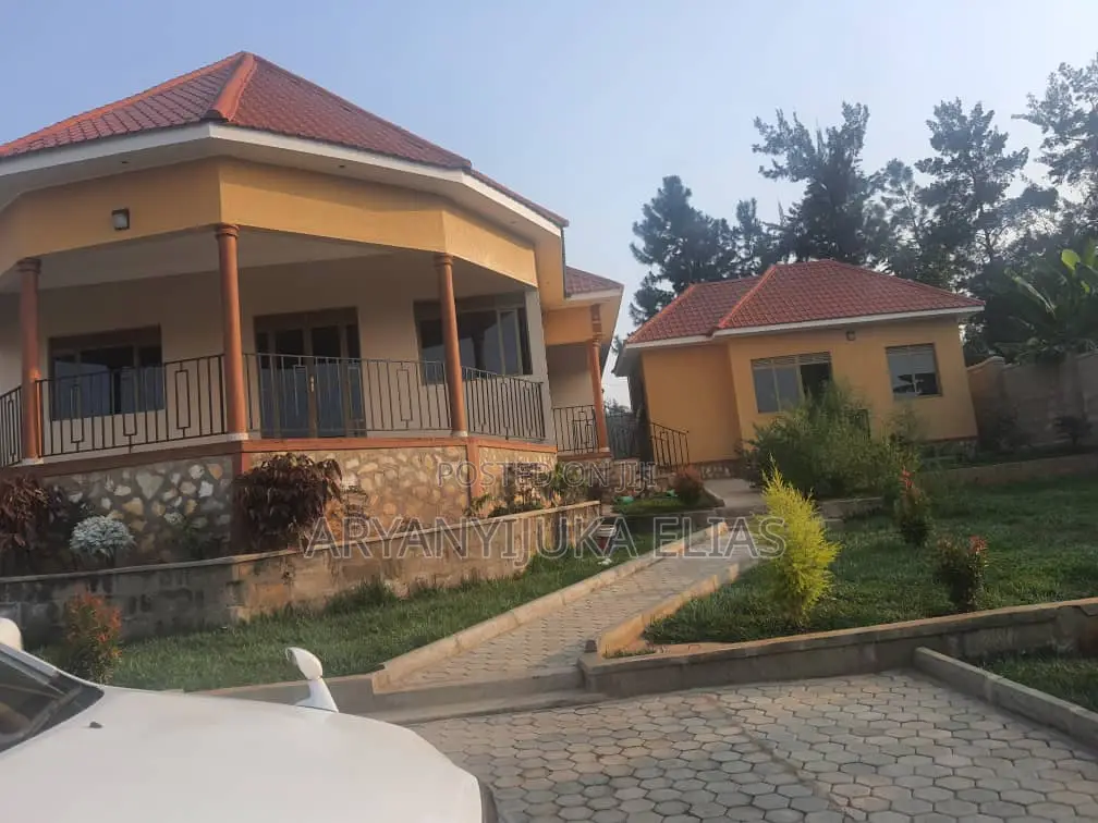6bdrm House in Nkokonjeru Mbarara for sale