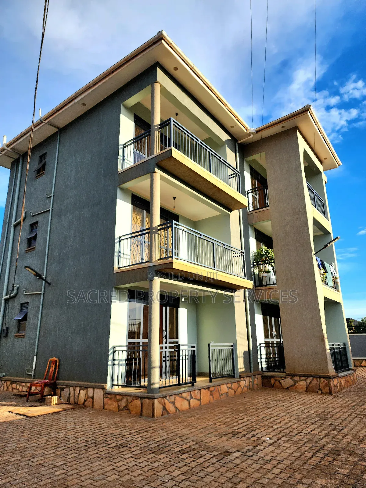 3bdrm Apartment in Kira Road for rent
