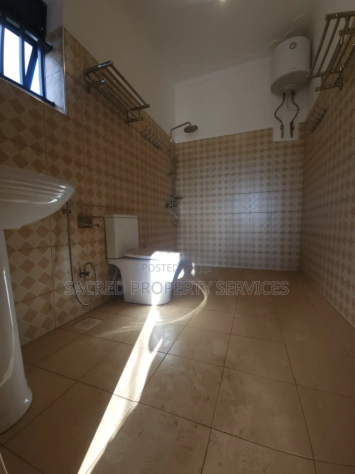 3bdrm Apartment in Kira Road for rent