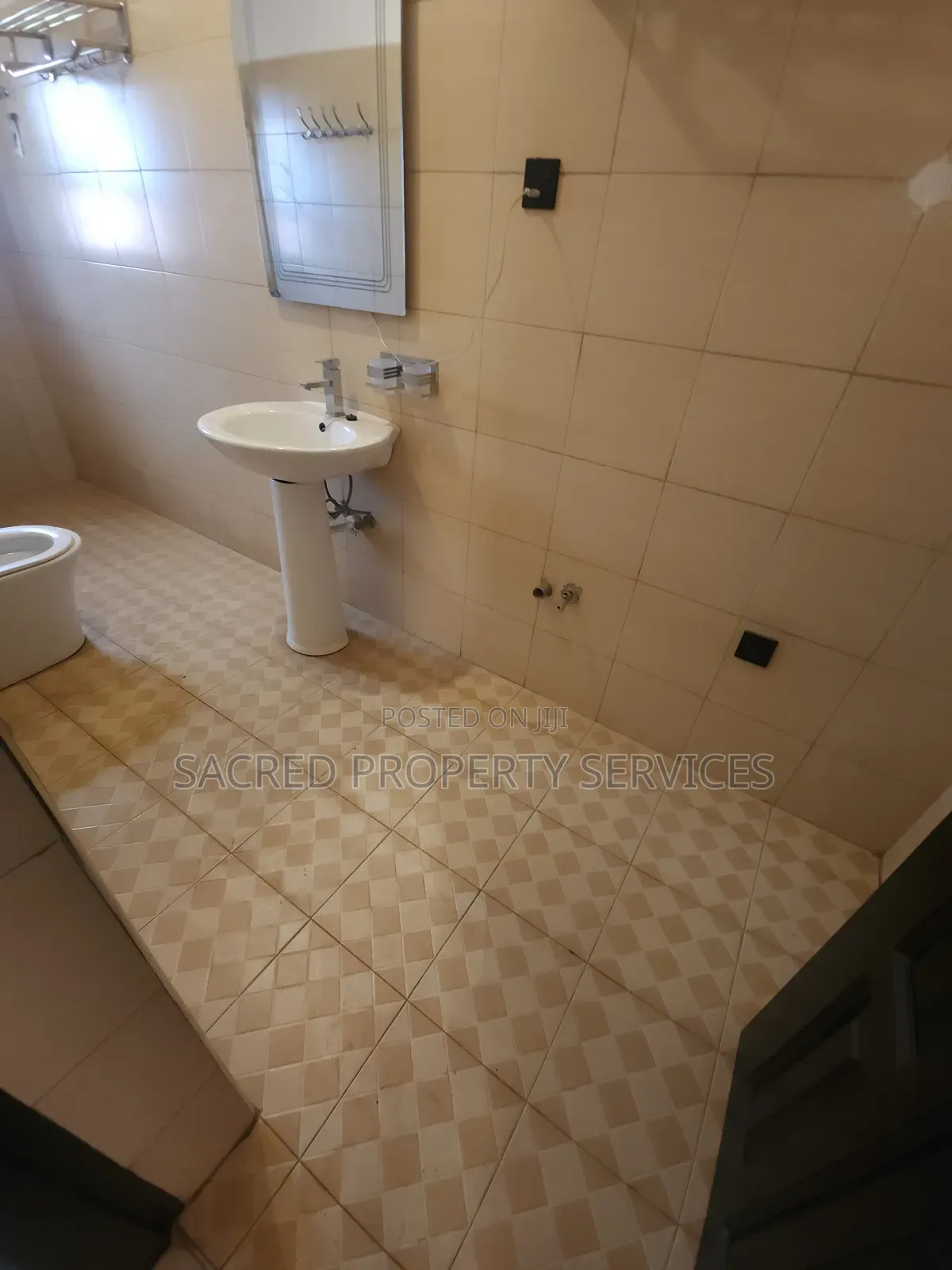3bdrm Apartment in Kira Road for rent
