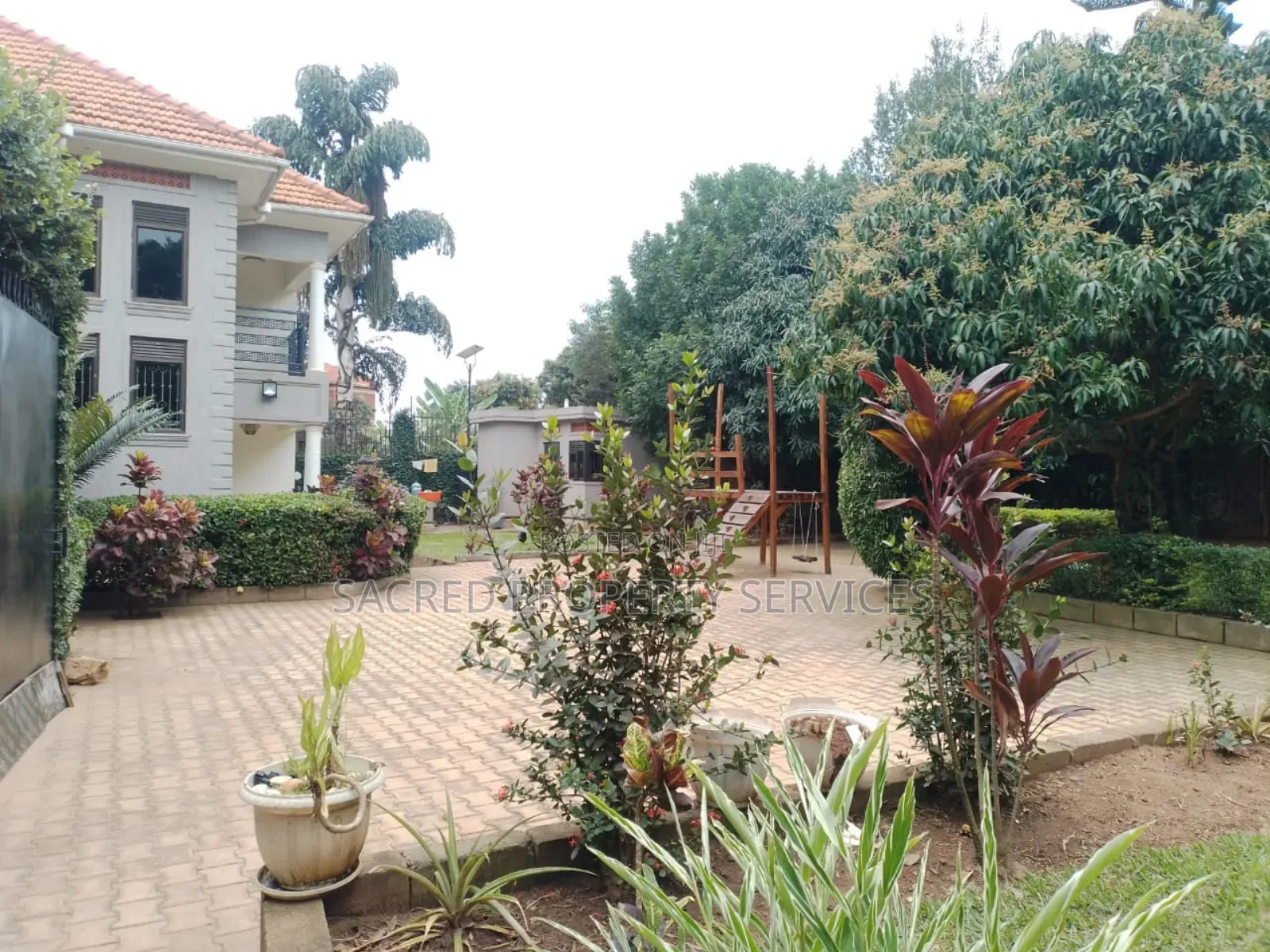 5bdrm Bungalow in Buwate, Kira for rent