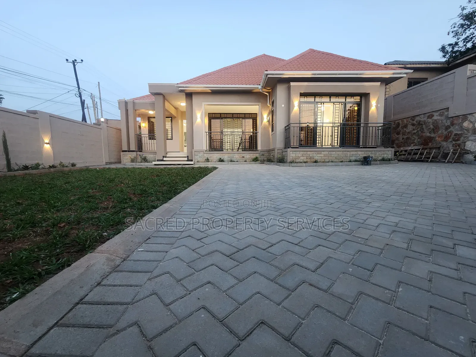 4bdrm Bungalow in Kira Mulawa Town for sale