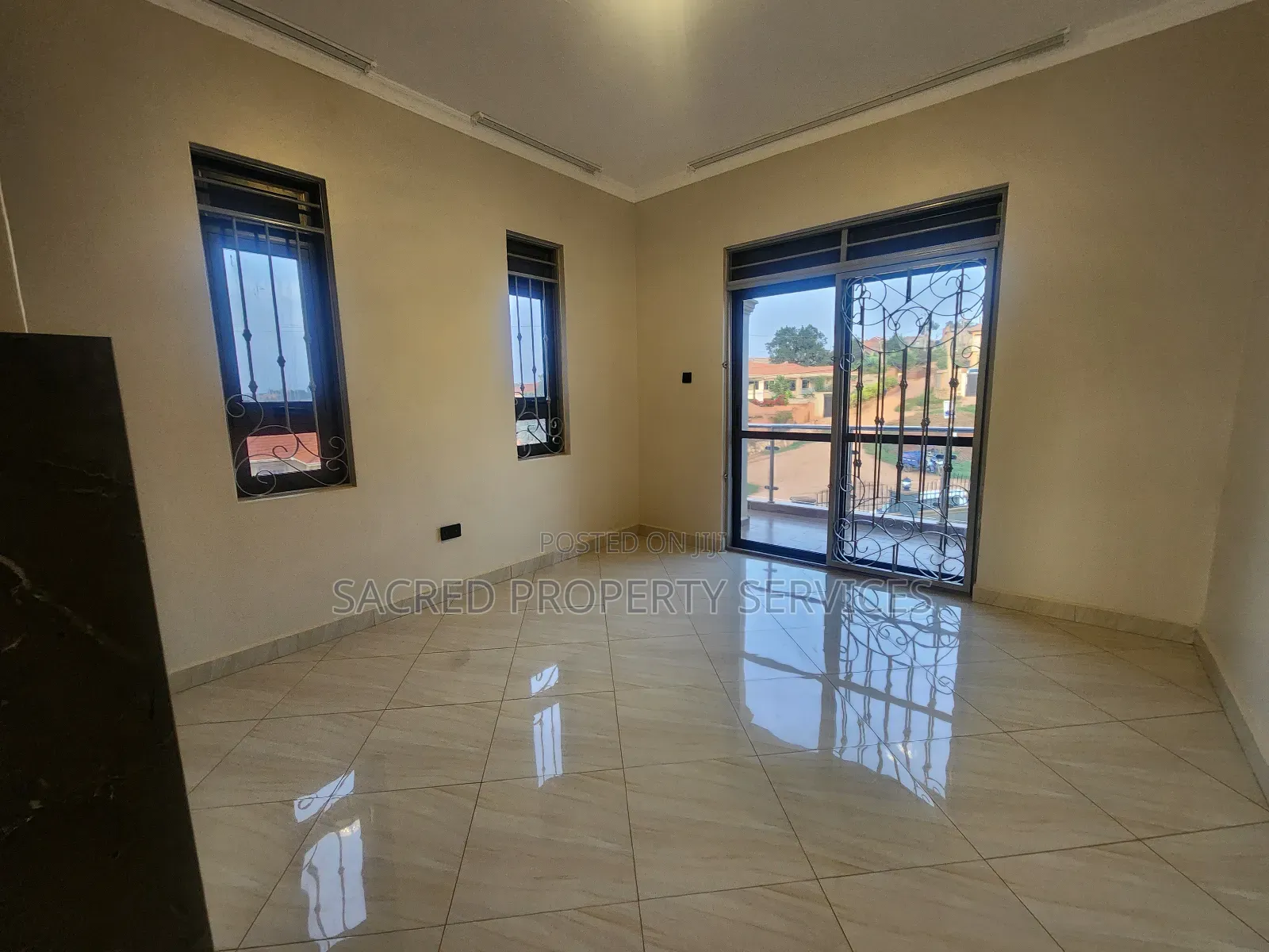5bdrm Bungalow in Kira for sale