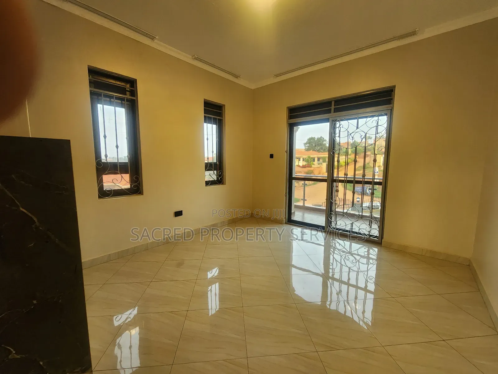 5bdrm Bungalow in Kira for sale