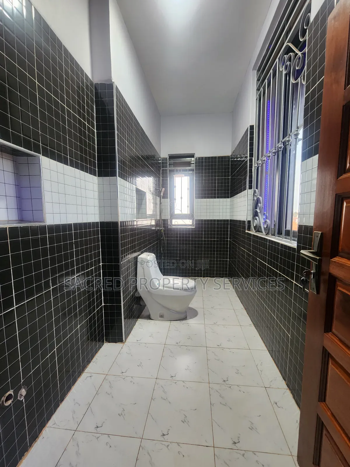 5bdrm Bungalow in Kira for sale