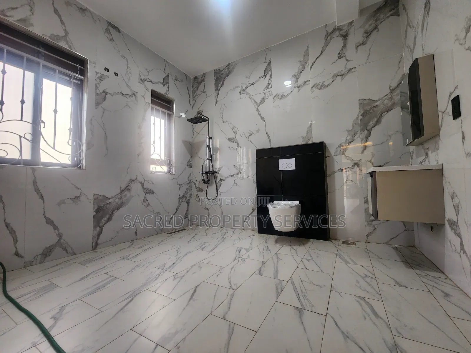 5bdrm Bungalow in Kira for sale