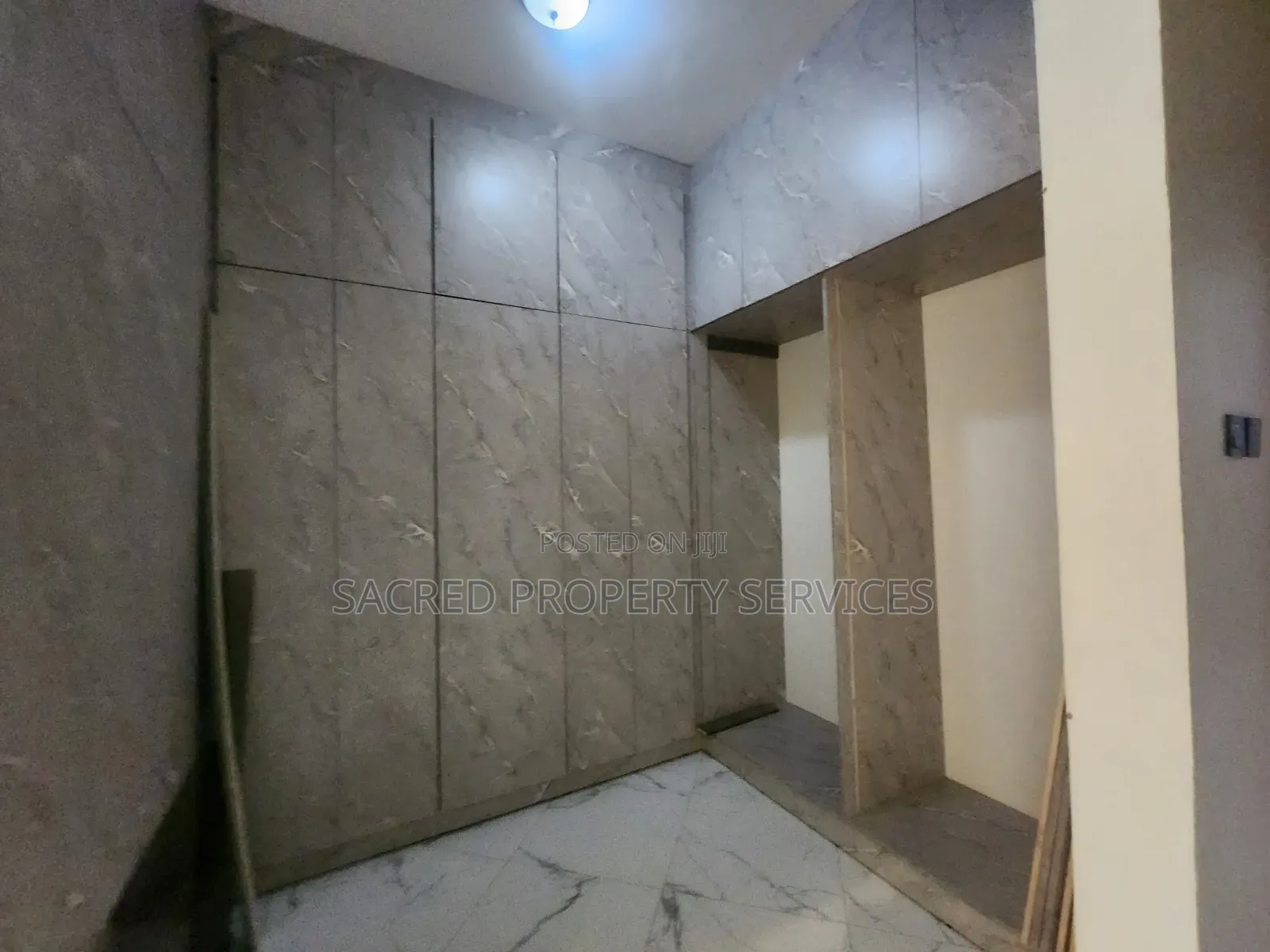 5bdrm Bungalow in Kira for sale
