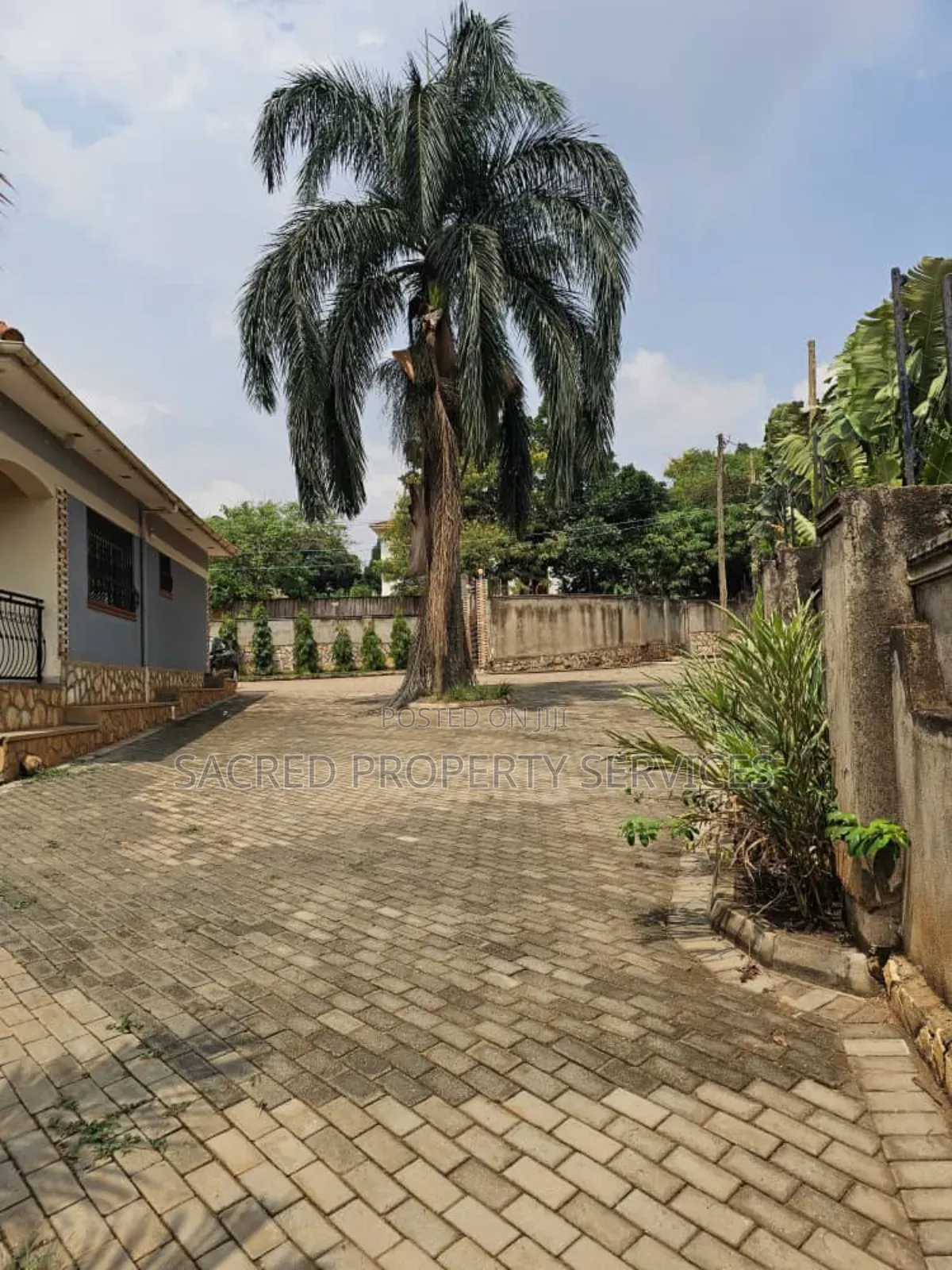 4bdrm House in Kira-Town for rent