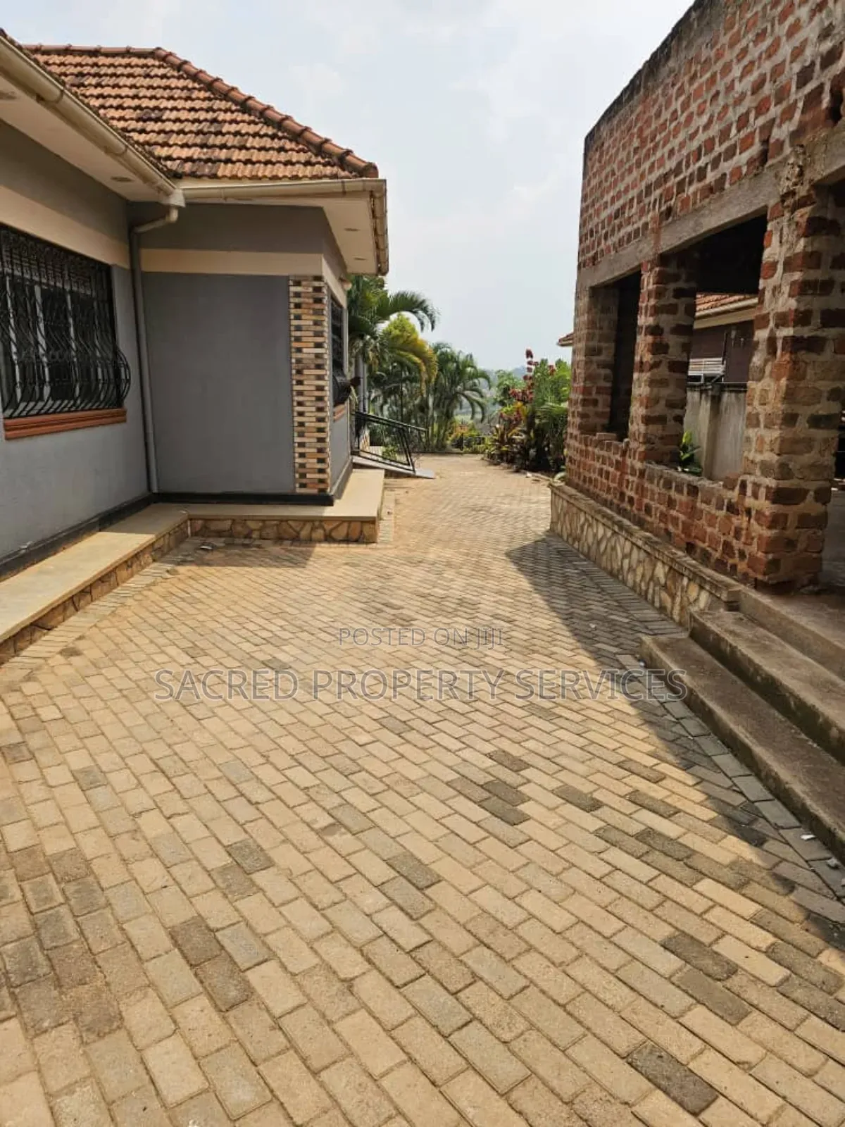 4bdrm House in Kira-Town for rent