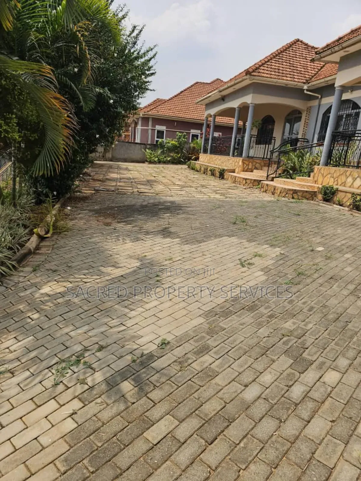 4bdrm House in Kira-Town for rent