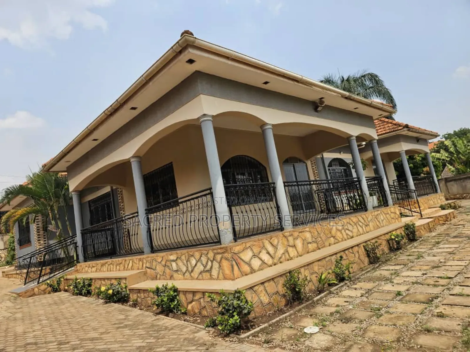 4bdrm House in Kira-Town for rent