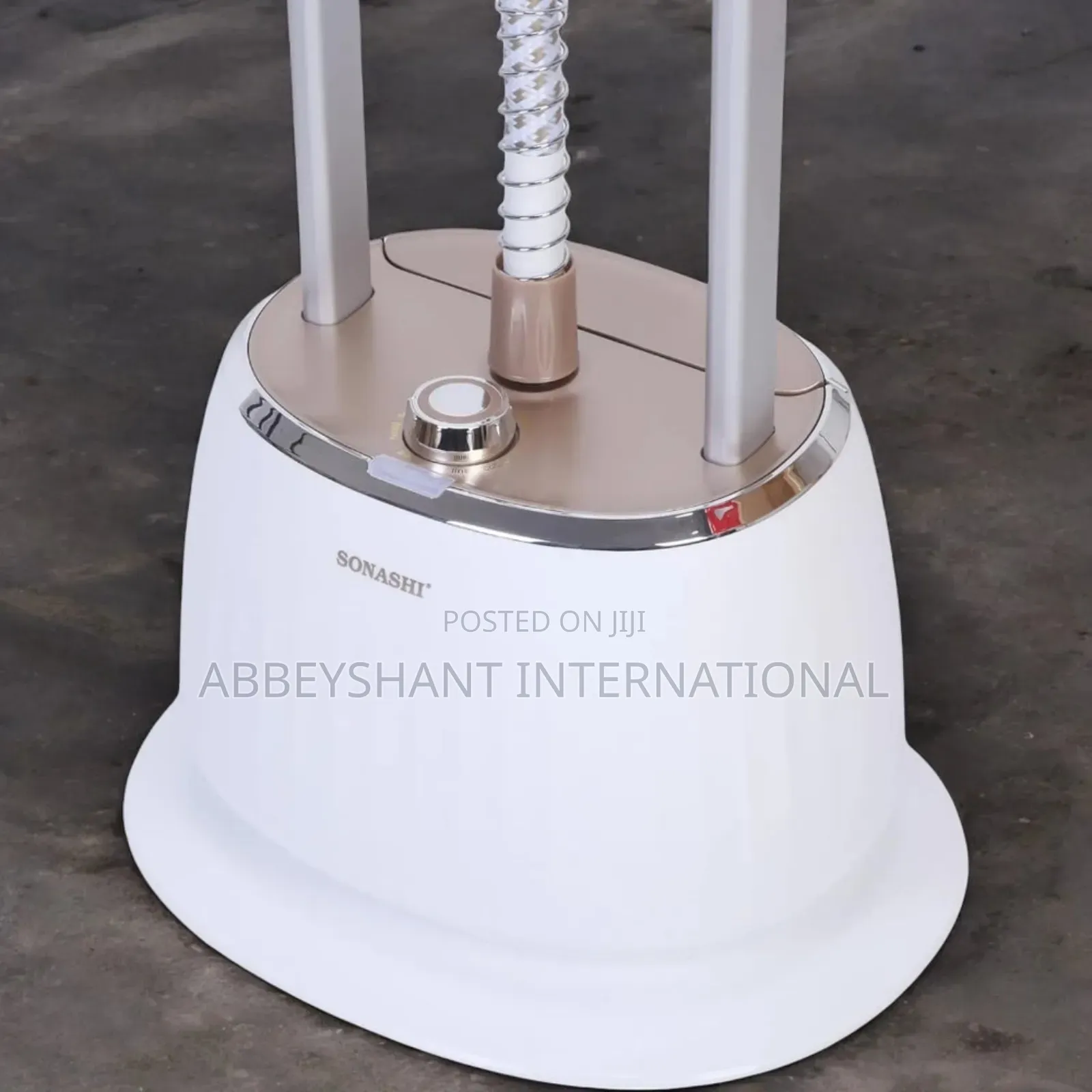 Sonashi 1800w Garment Steamer and Ironing Board/Adjustable Poles.
