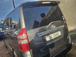 Toyota Noah 2011
