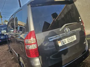 Toyota Noah 2011
