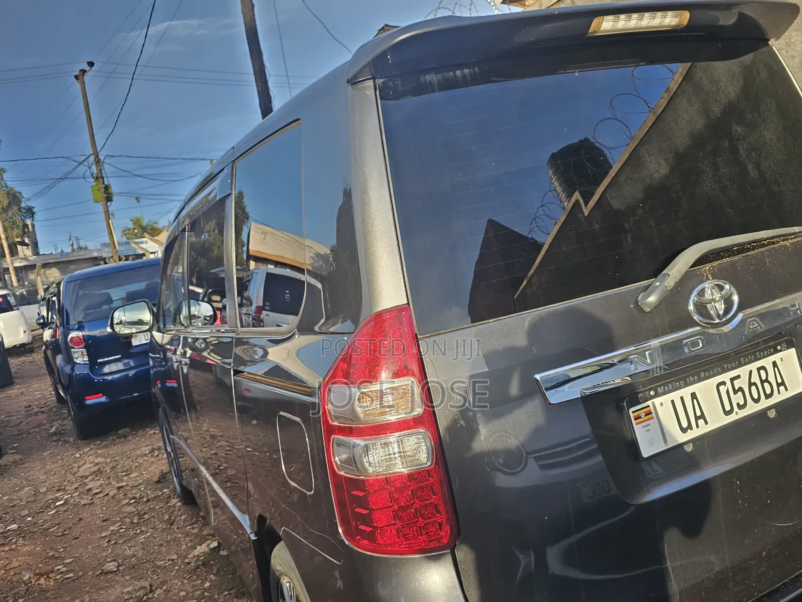 Toyota Noah 2011