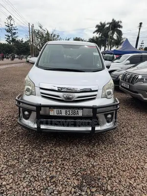Toyota Noah 2011 Silver