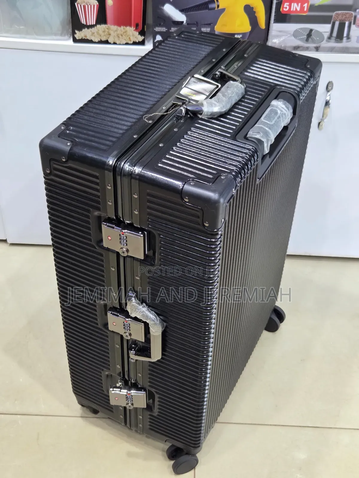 Non Zip Alminium Vip Travel Suitcase( Medium Size)