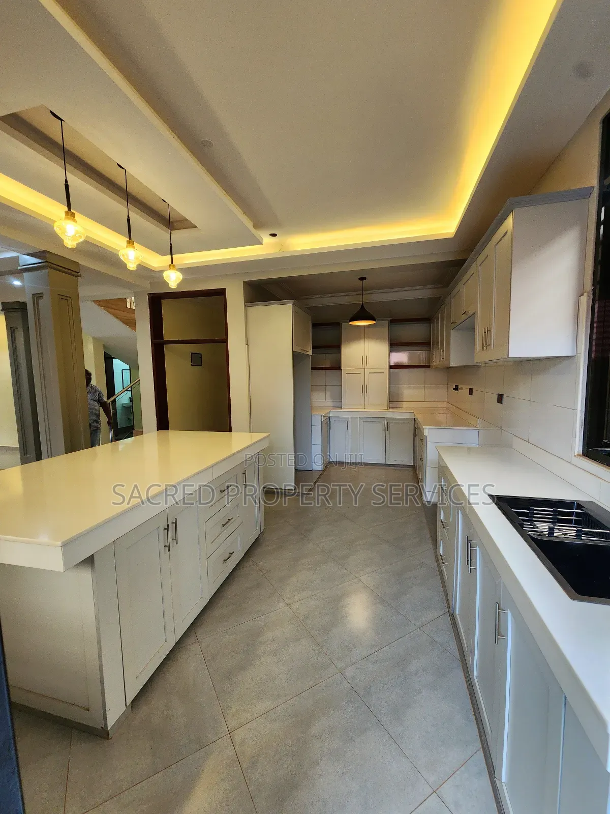 6bdrm Townhouse/Terrace in Kira Mulawa for sale