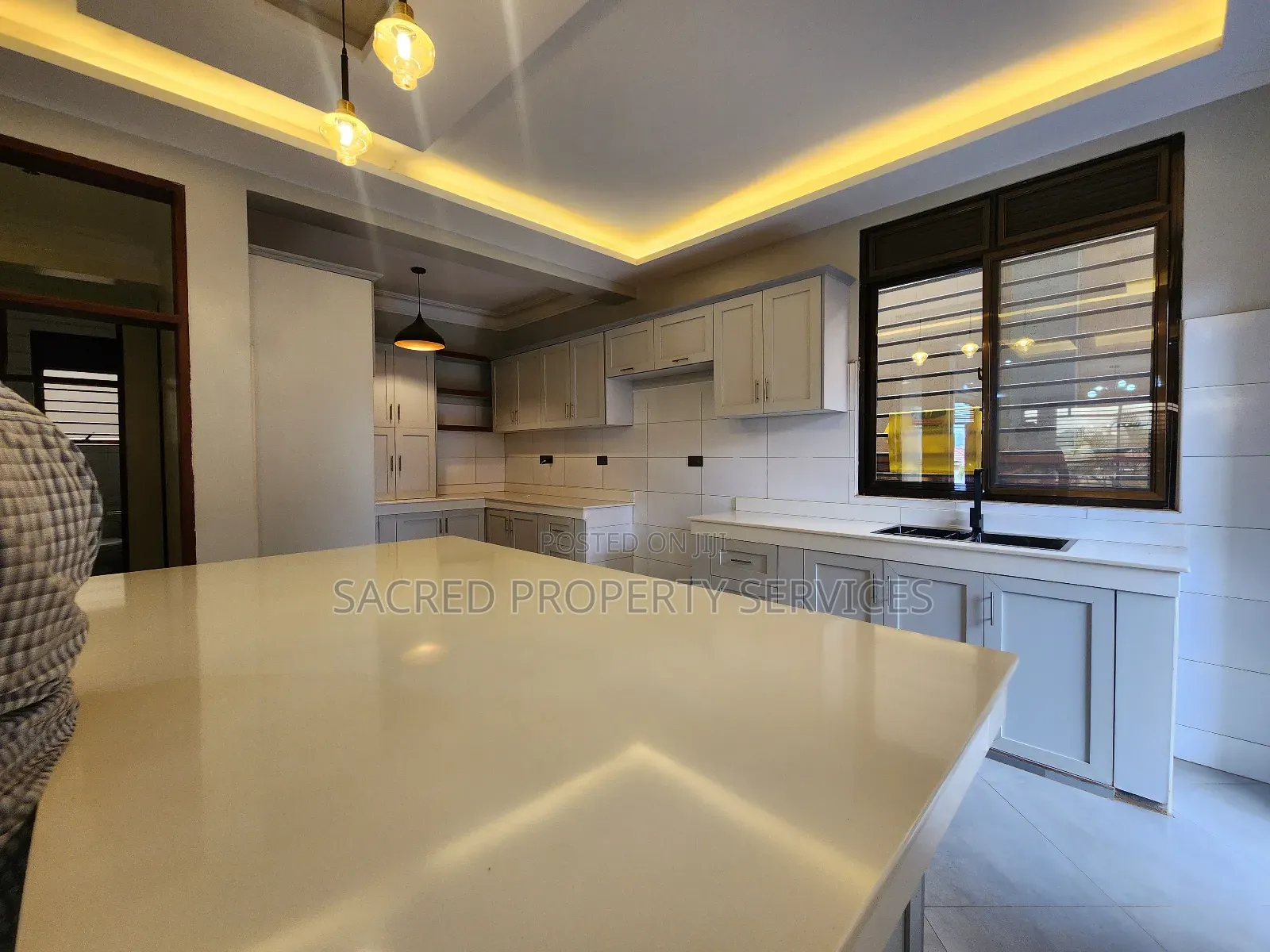 6bdrm Townhouse/Terrace in Kira Mulawa for sale