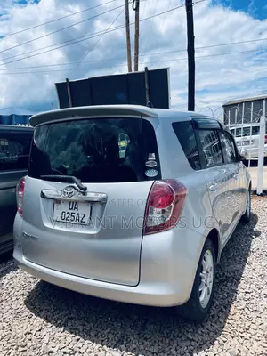 Toyota Ractis 2010 Silver