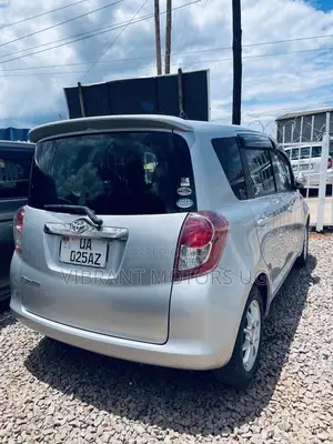 Toyota Ractis 2010 Silver