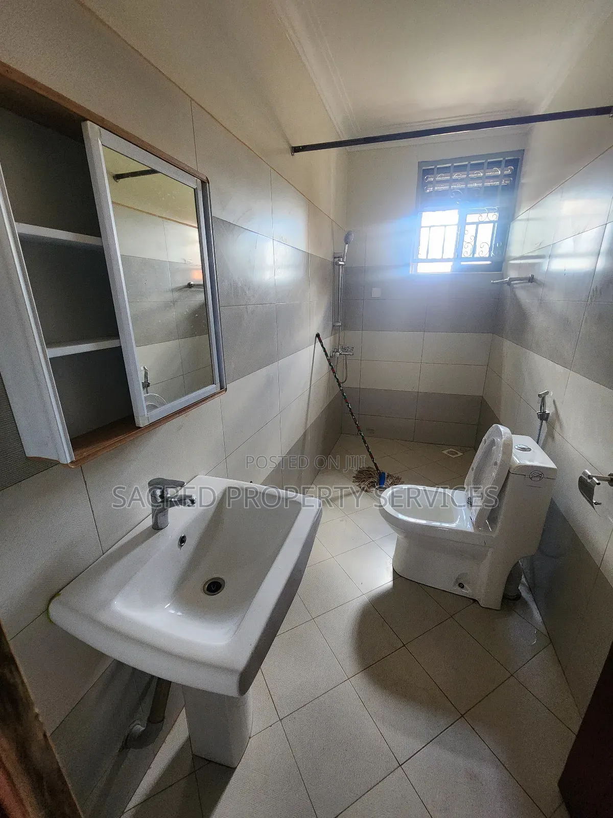 3bdrm Apartment in Buwate, Kira for rent