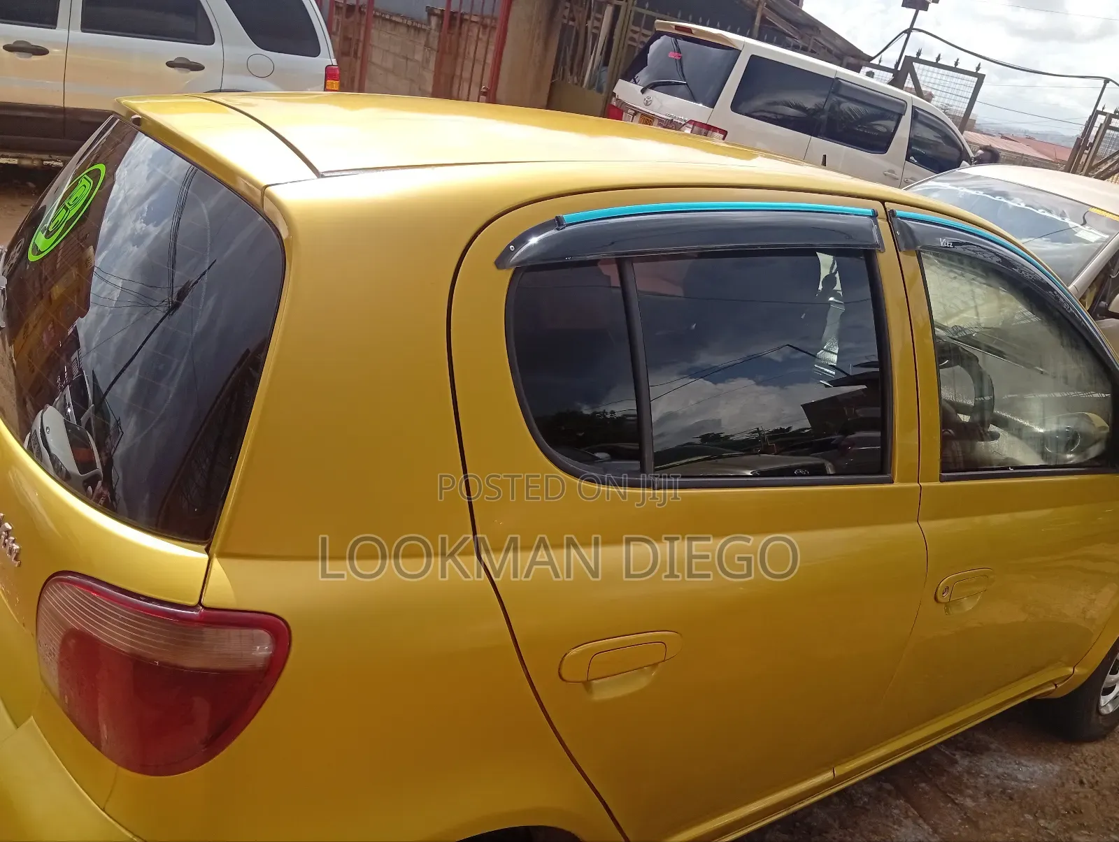 Toyota Vitz 2000 Gold