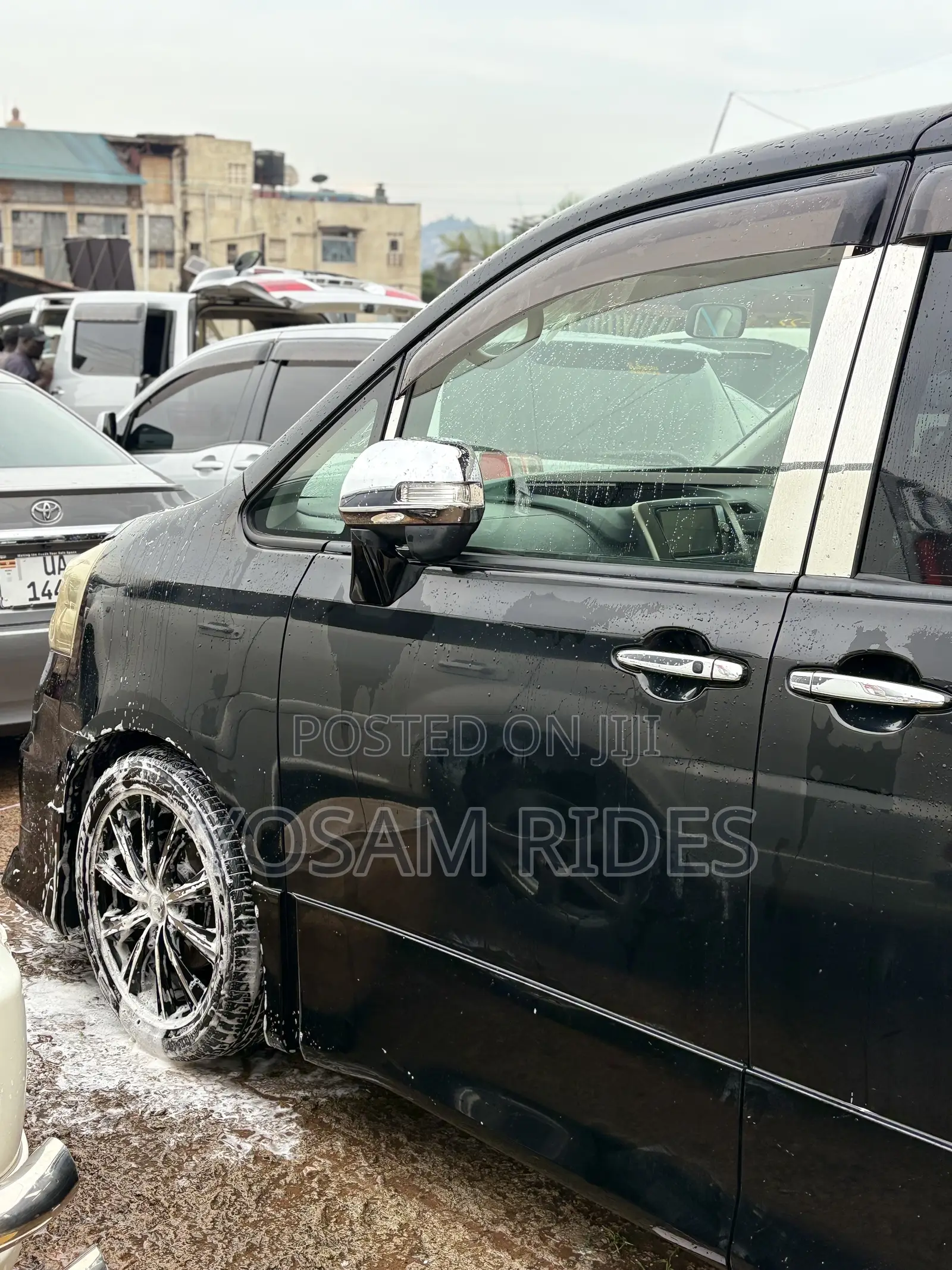 Toyota Noah 2.0 143hp FWD (7 Seater) 2013 Black