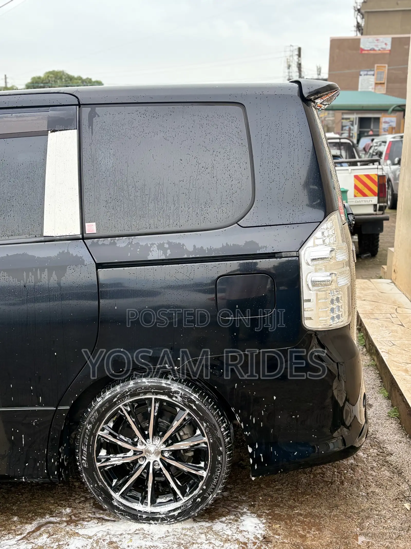Toyota Noah 2.0 143hp FWD (7 Seater) 2013 Black