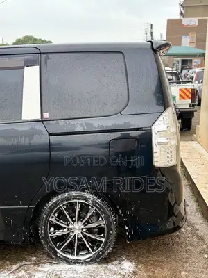 Toyota Noah 2.0 143hp FWD (7 Seater) 2013 Black