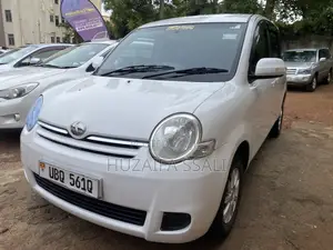 Toyota Sienta 2015 Silver
