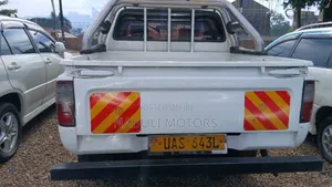 Toyota Hilux 2001 White