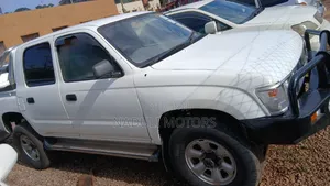 Toyota Hilux 2001 White