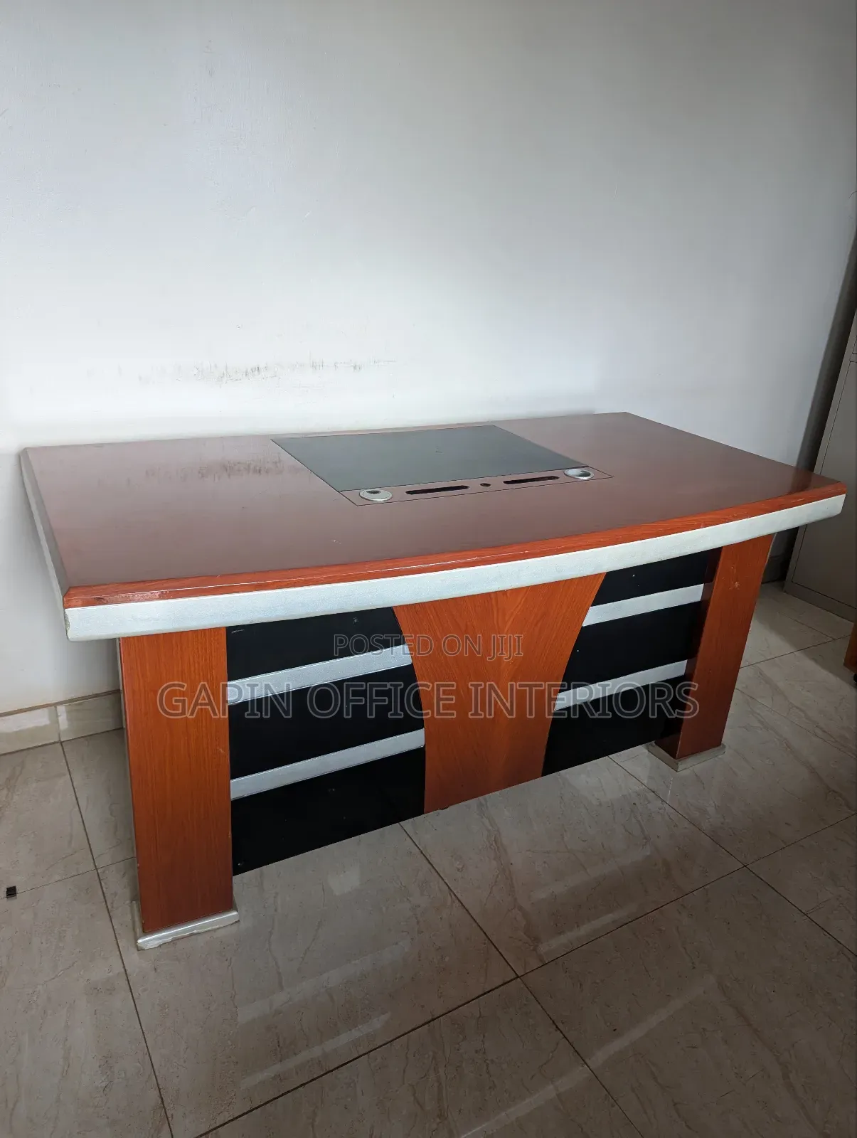 Second Hand Executive Desk of Size 160cm With a Movable Drawer