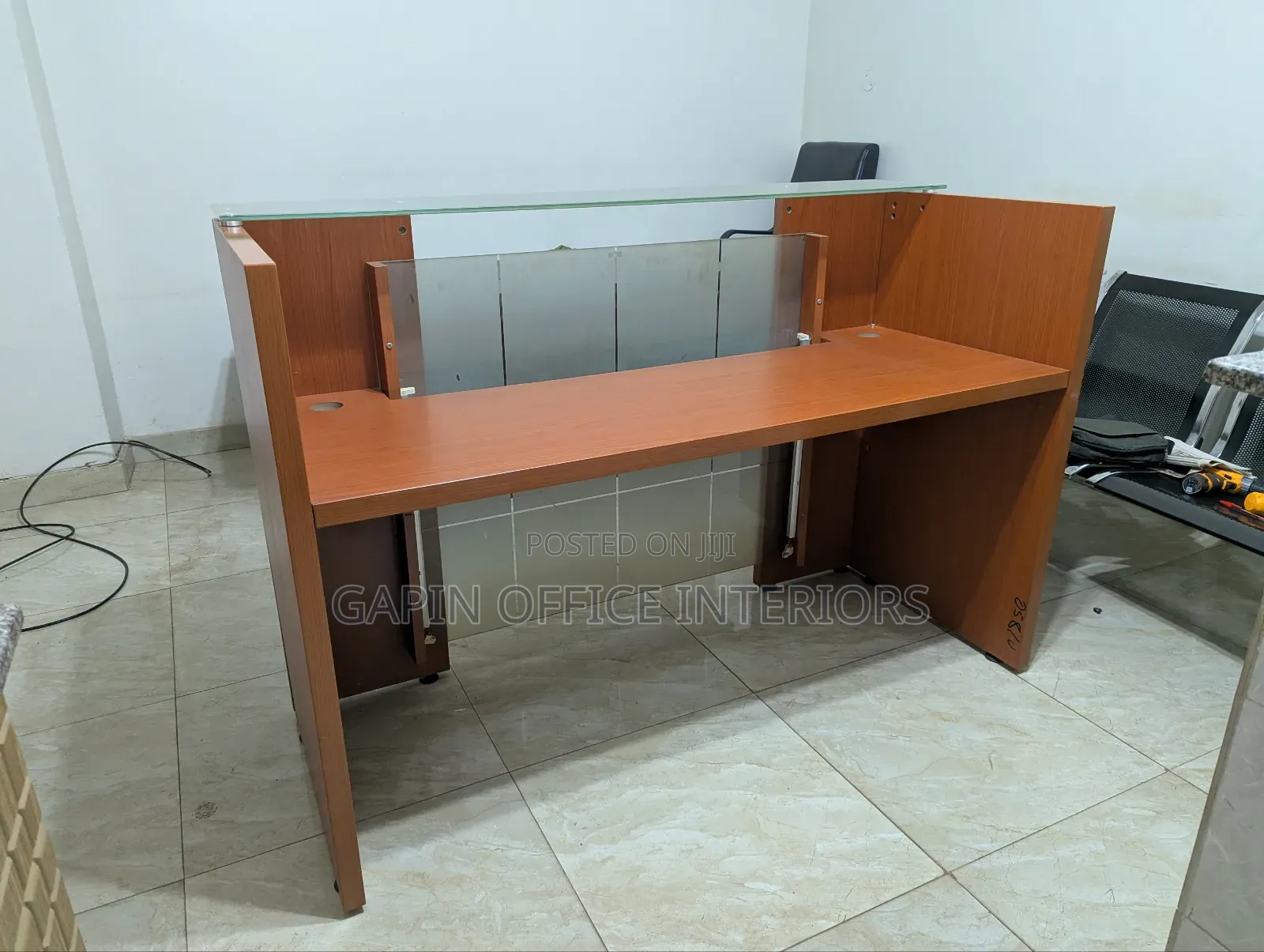 Second Hand Reception Desk// Table of Size 160cm // 1.6 Metres