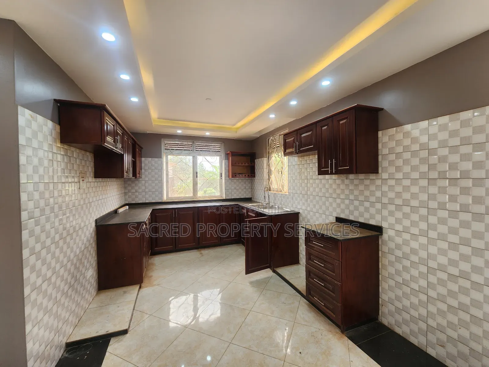 5bdrm Duplex in Bulido, Kira for sale