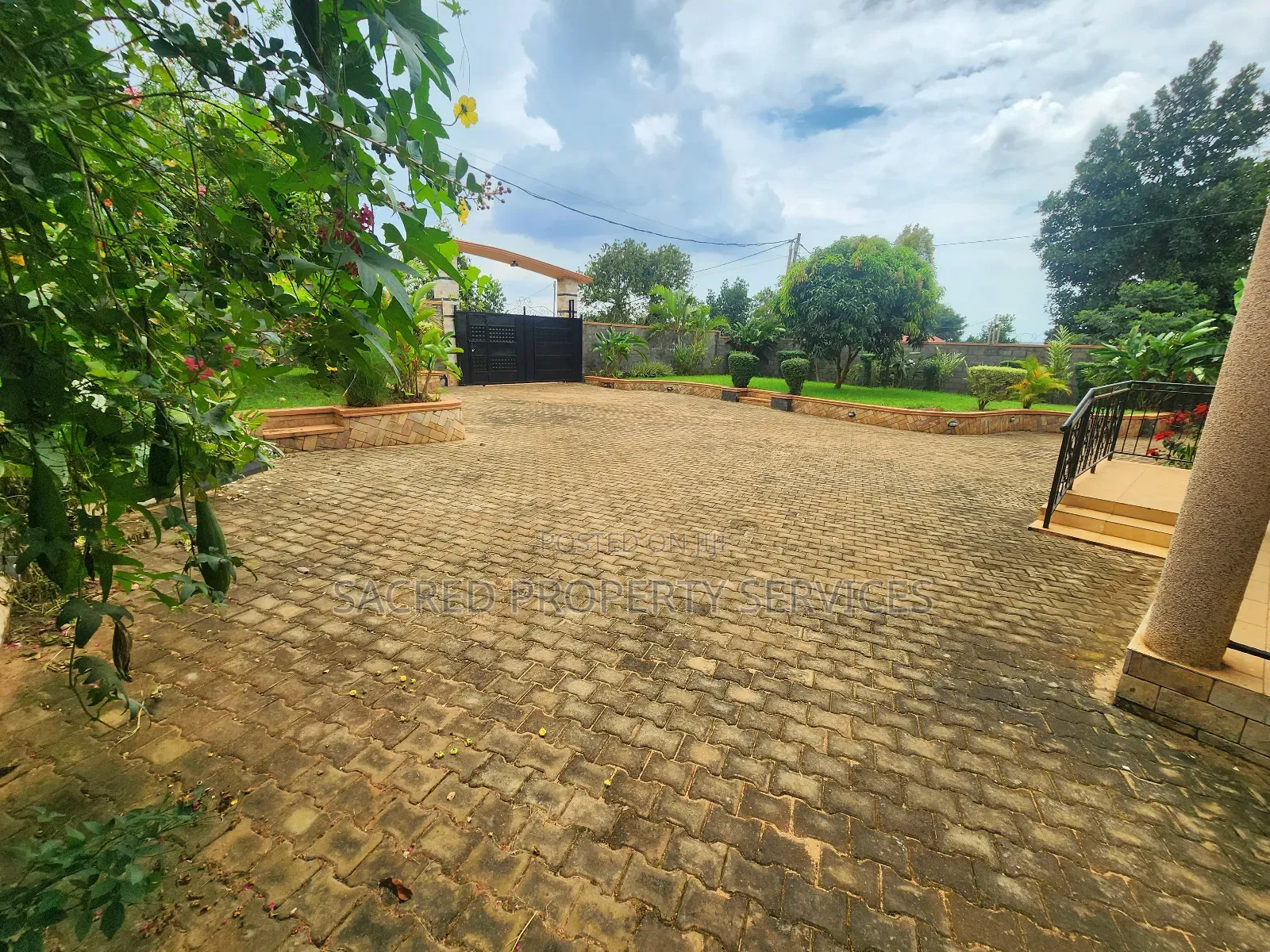 5bdrm Duplex in Bulido, Kira for sale