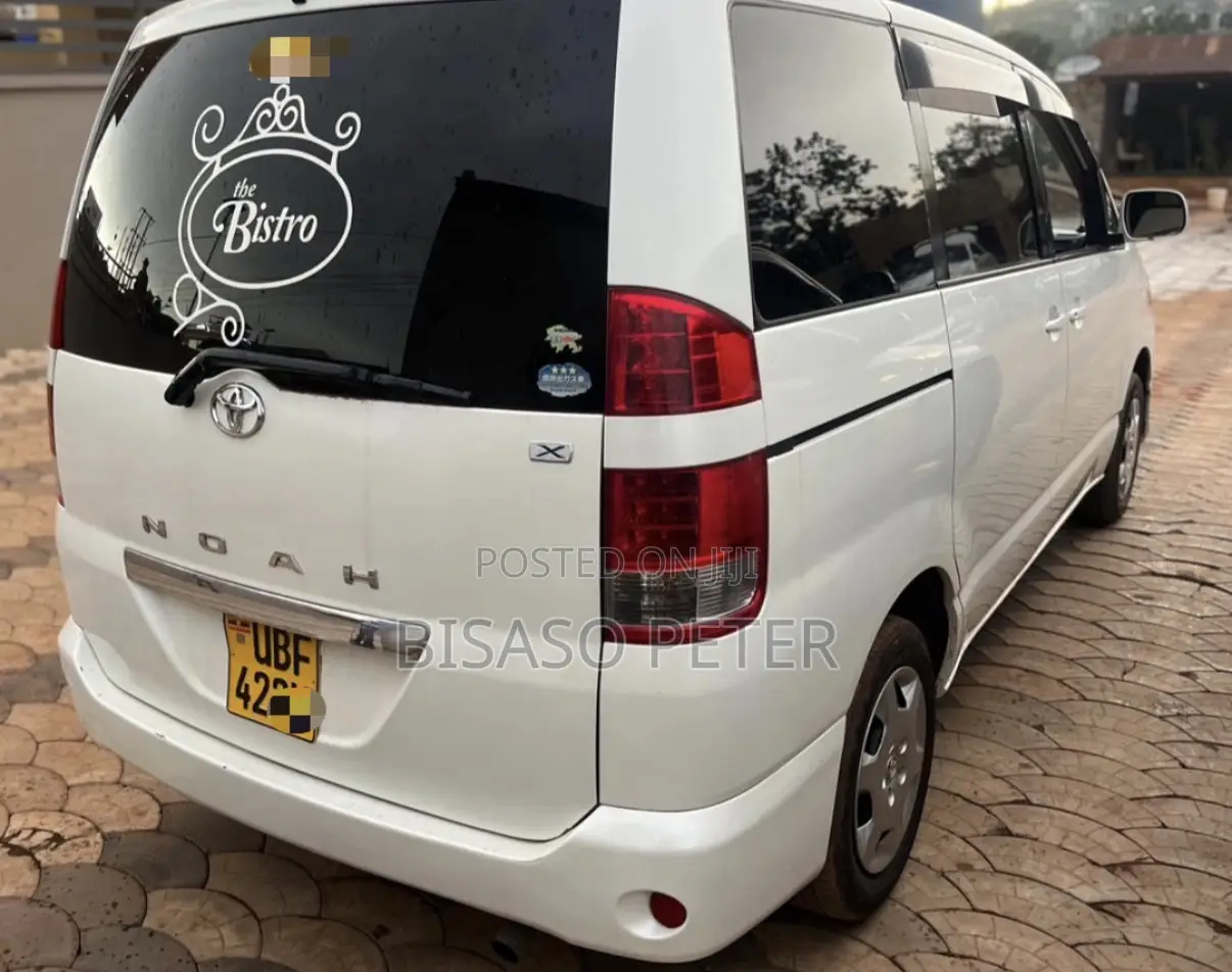 Toyota Noah 2.0 AWD (8 Seater) 2005 White