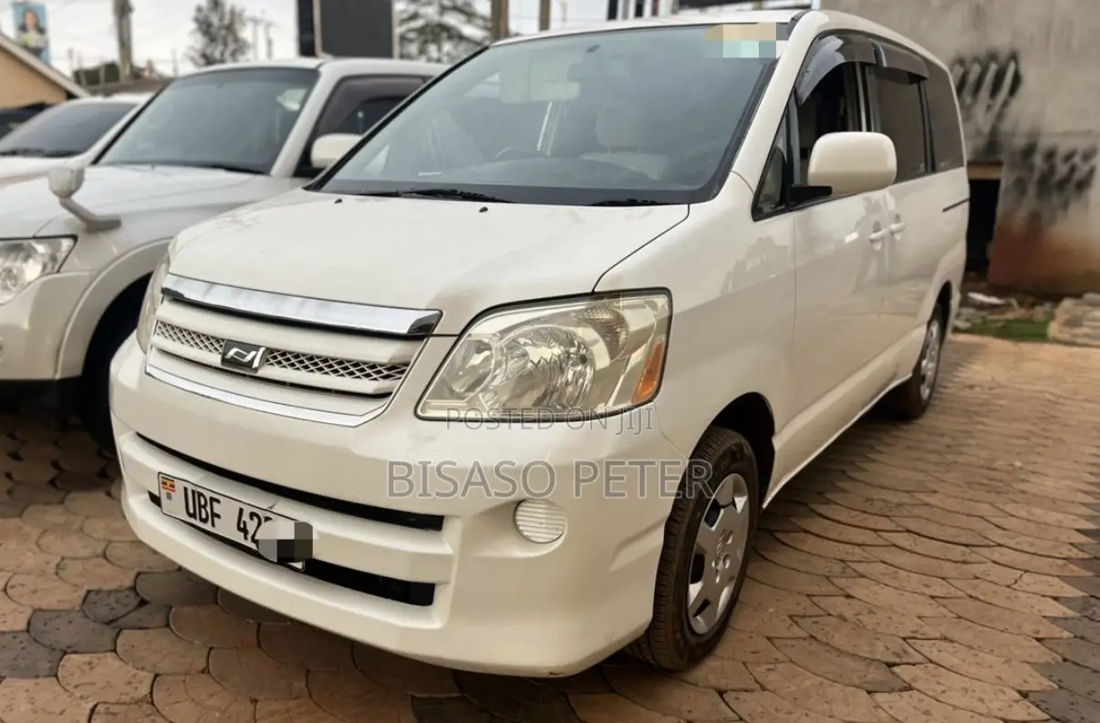 Toyota Noah 2.0 AWD (8 Seater) 2005 White