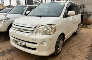 Toyota Noah 2.0 AWD (8 Seater) 2005 White