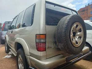 Isuzu Trooper 2000 Gold