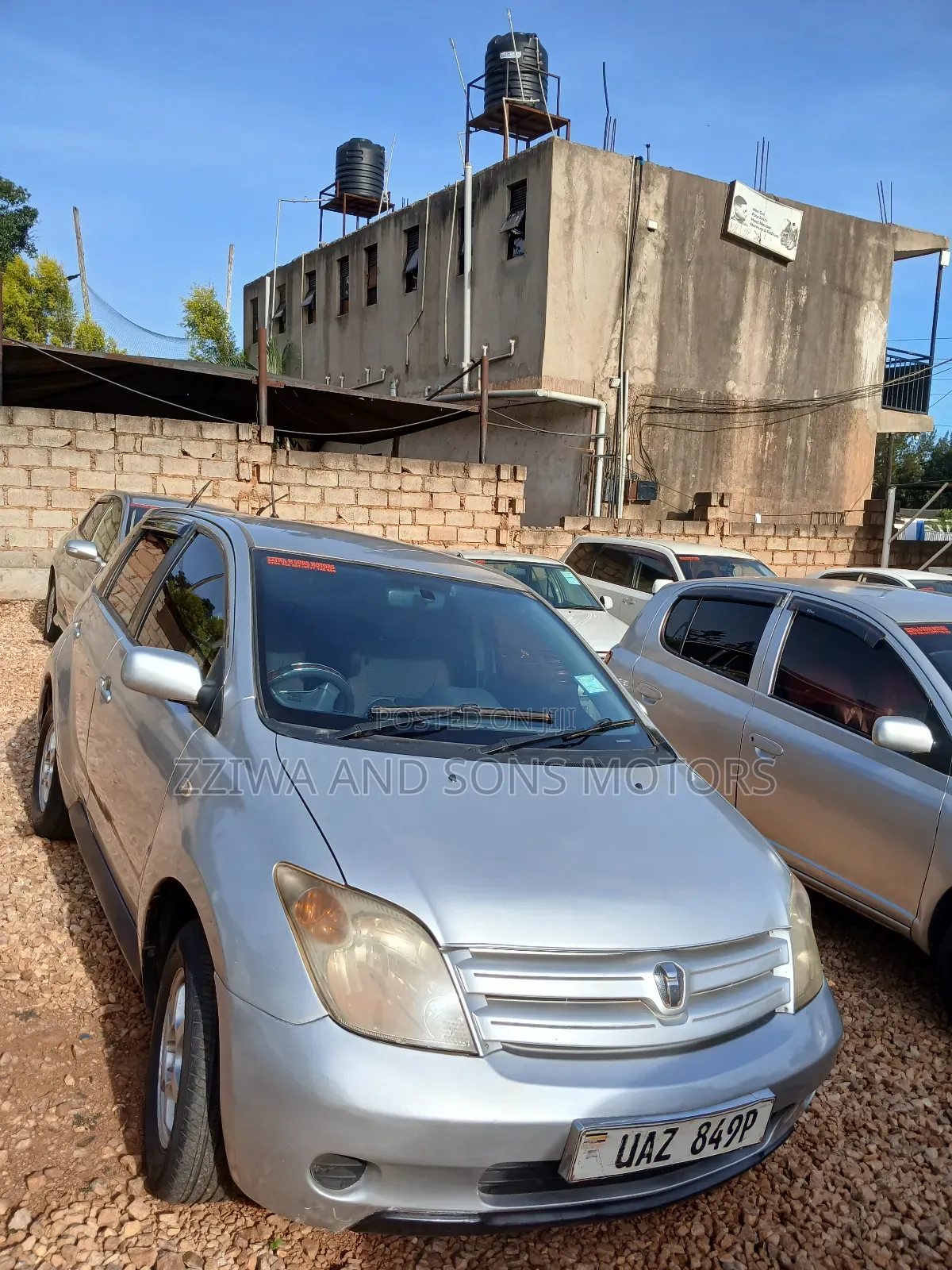 Toyota IST 2000 Silver