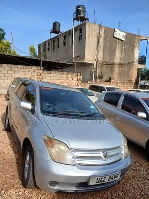 Toyota IST 2000 Silver