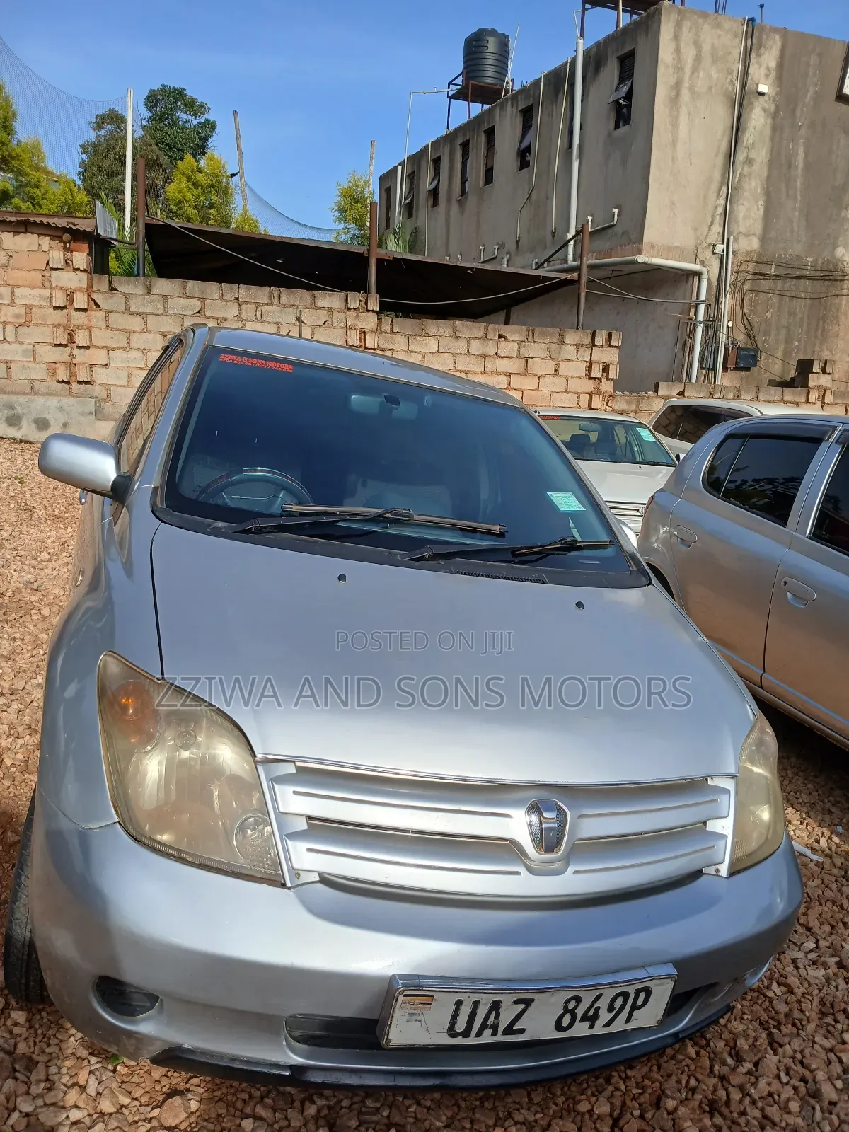 Toyota IST 2000 Silver