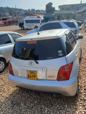 Toyota IST 2000 Silver