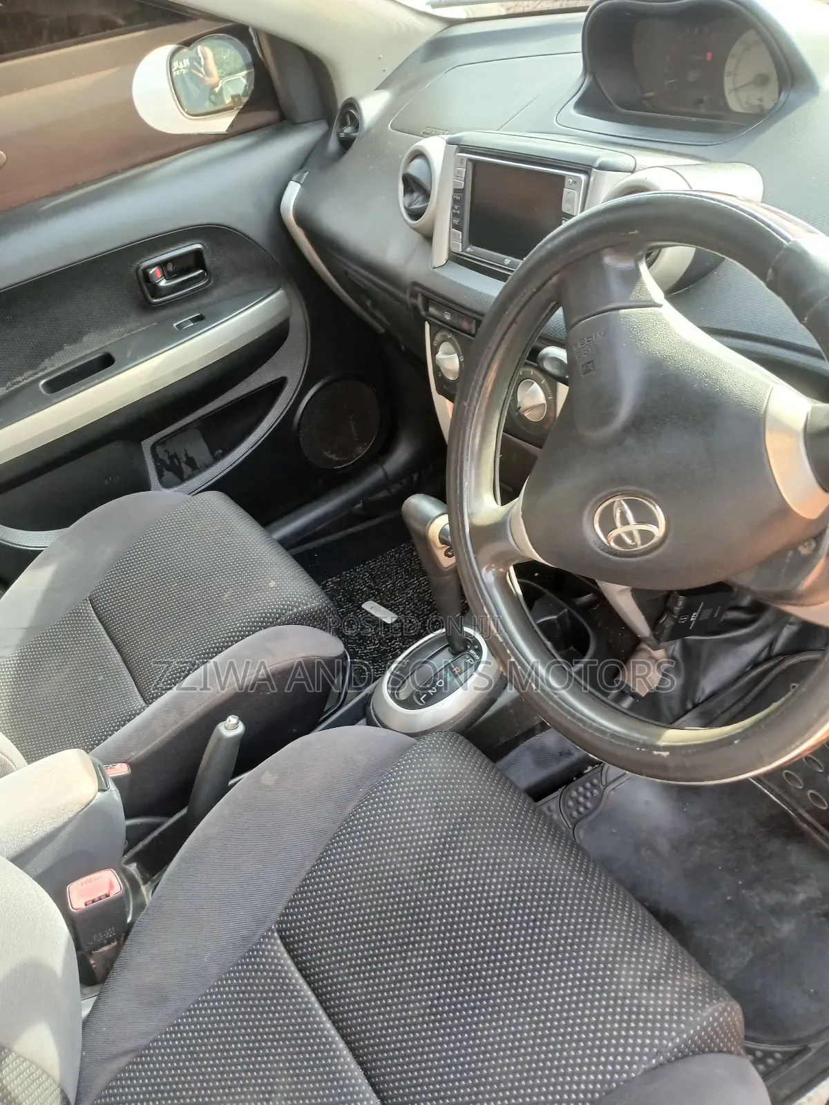 Toyota IST 2000 Silver