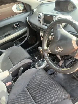 Toyota IST 2000 Silver