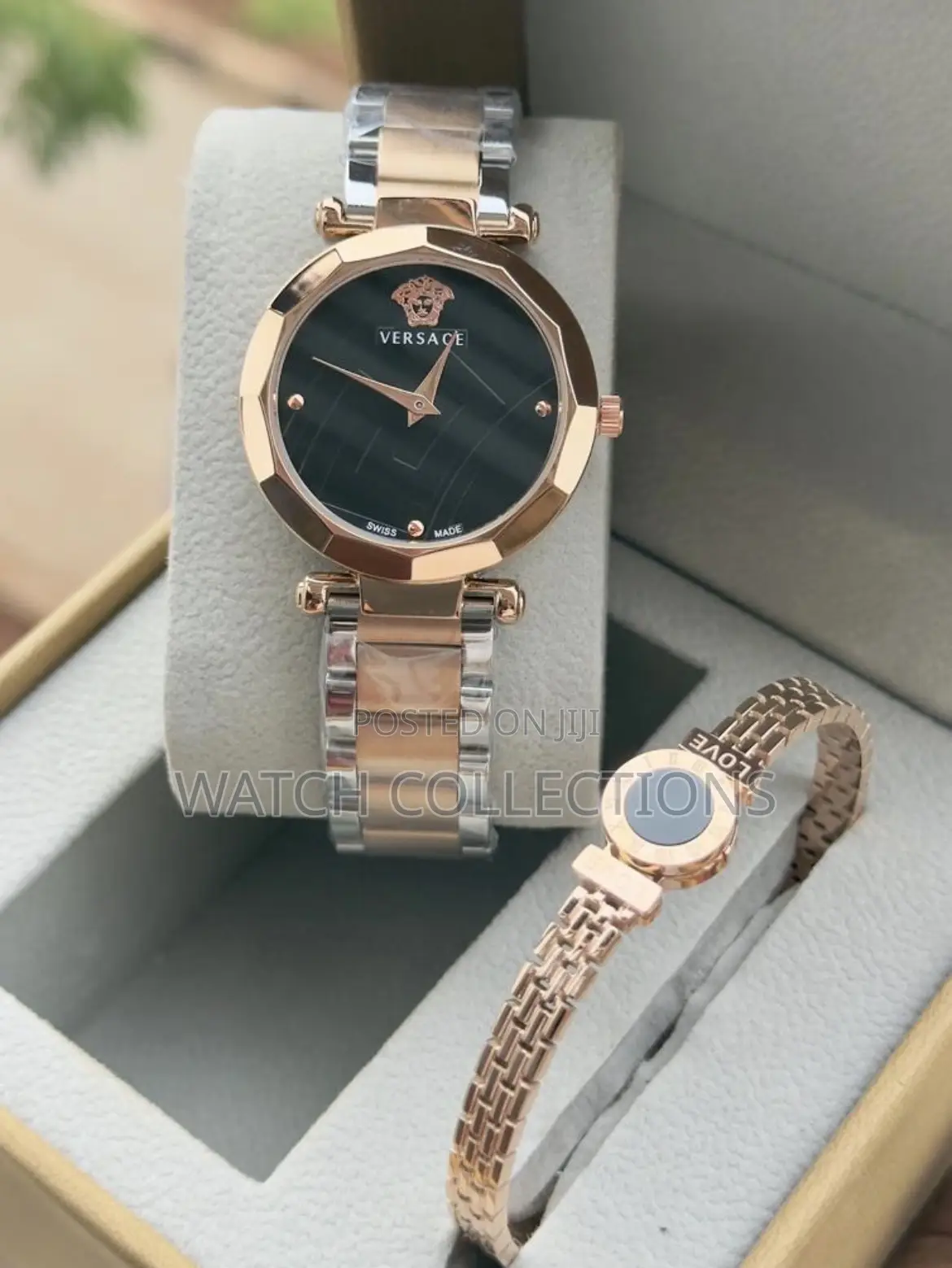 Feminine Metallic Watch With a Stainless Steel Bracelet
