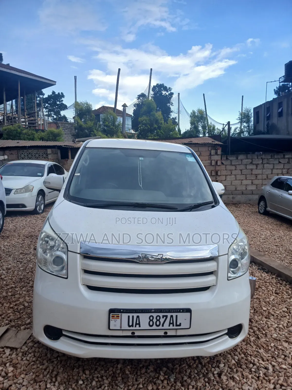 Toyota Noah 2.0 158hp FWD (8 Seater) 2009 White